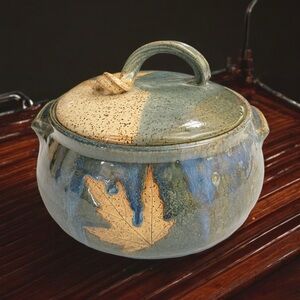 Pamela- Kohler- Camp Art Pottery
Casserole Dish W/ Lid Leaf Design Signed